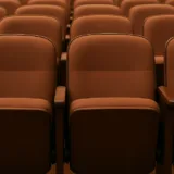 綾小路きみまろ爆笑スーパーライブ2026のイメージ画像（無人の座席の列。実際の会場や当日の様子を撮影した写真ではありません）